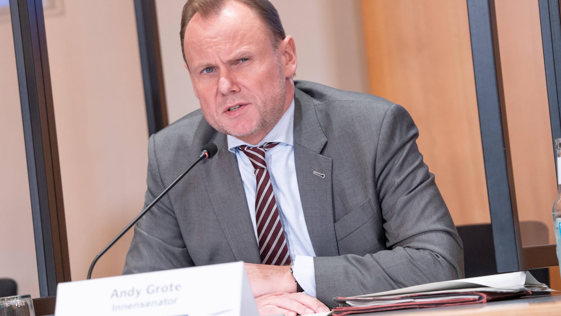 Andy Grote, Hamburger Innensenoator (Archivbild): Gemeinsam mit Landesamtschef Torsten Voß hat er den Verfassungsschutzbericht 2020 vorgelegt.. Andy Grote, Hamburger Innensenoator (Archivbild): Gemeinsam mit Landesamtschef Torsten Voß hat er den Verfassungsschutzbericht 2020 vorgelegt..