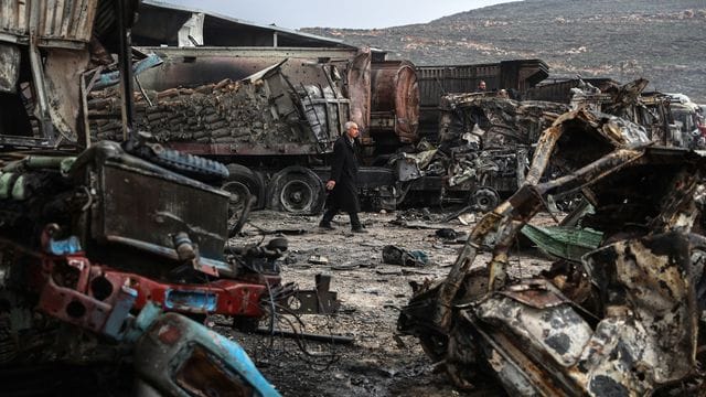 Ein Mann inspiziert im syrischen Bab al-Hawa angeblich durch russische Kampfflugzeuge verursachte Schäden. Ein Mann inspiziert im syrischen Bab al-Hawa angeblich durch russische Kampfflugzeuge verursachte Schäden.