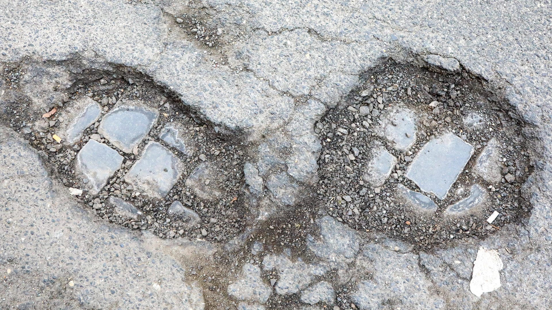 Straßenschäden: Schlaglöcher zeigen sich oft nach einem frostigen Winter.