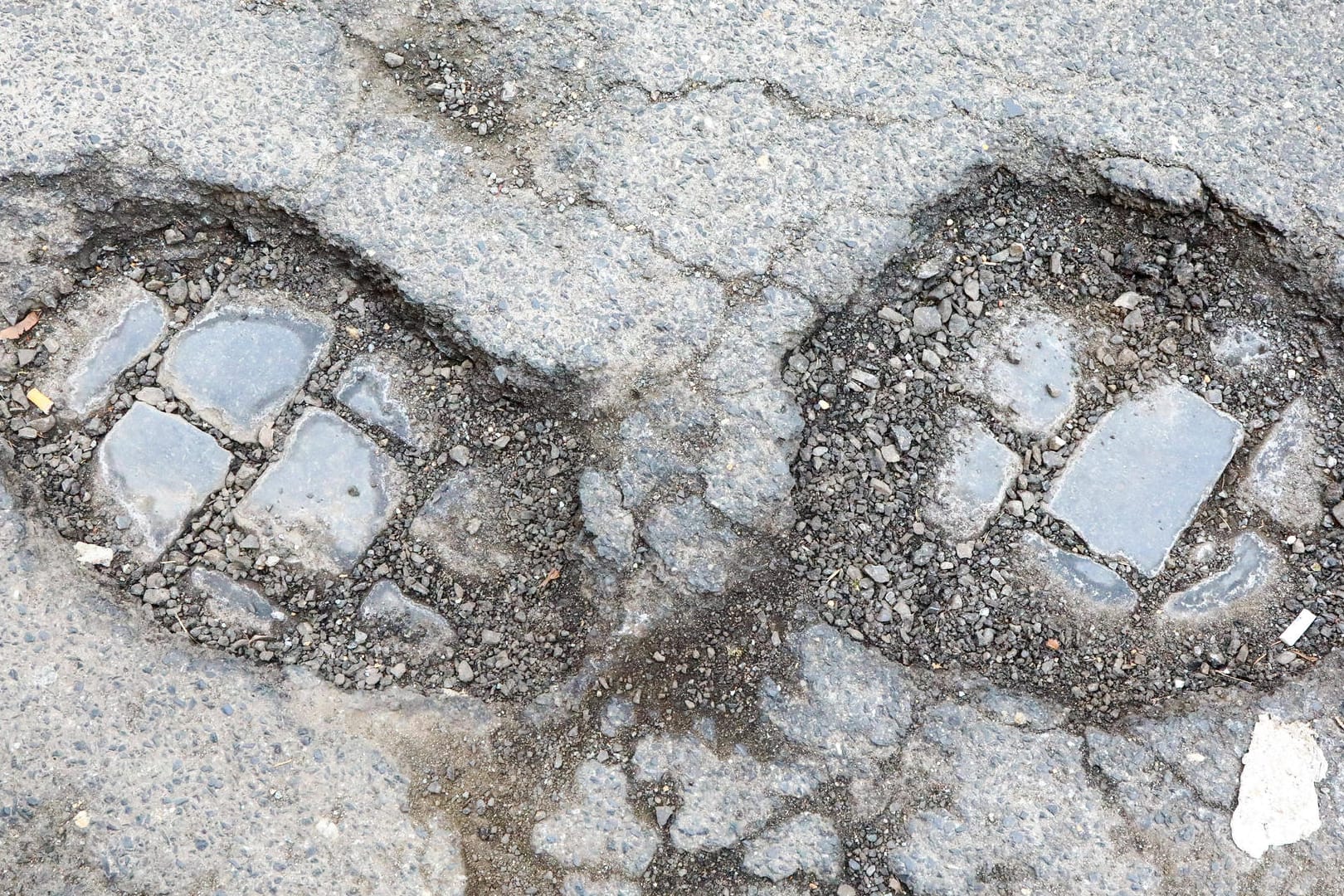 Straßenschäden: Schlaglöcher zeigen sich oft nach einem frostigen Winter.