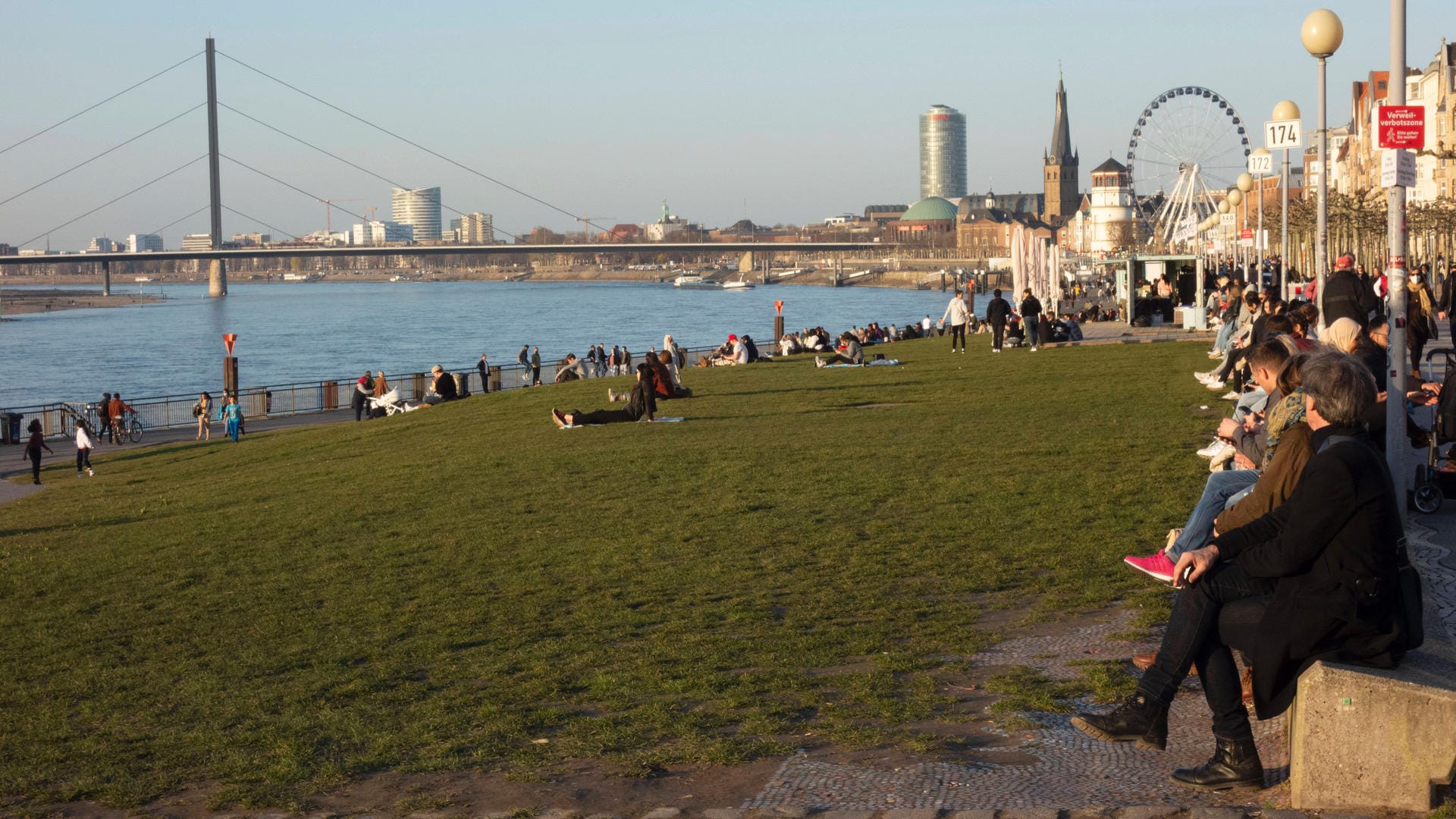 Auf den Rheinwiesen genießen viele Düsseldorfer die Sonne (Symbolbild): Am Osterwochenende will die Polizei die Einhaltung der Corona-Regeln schärfer kontrollieren.