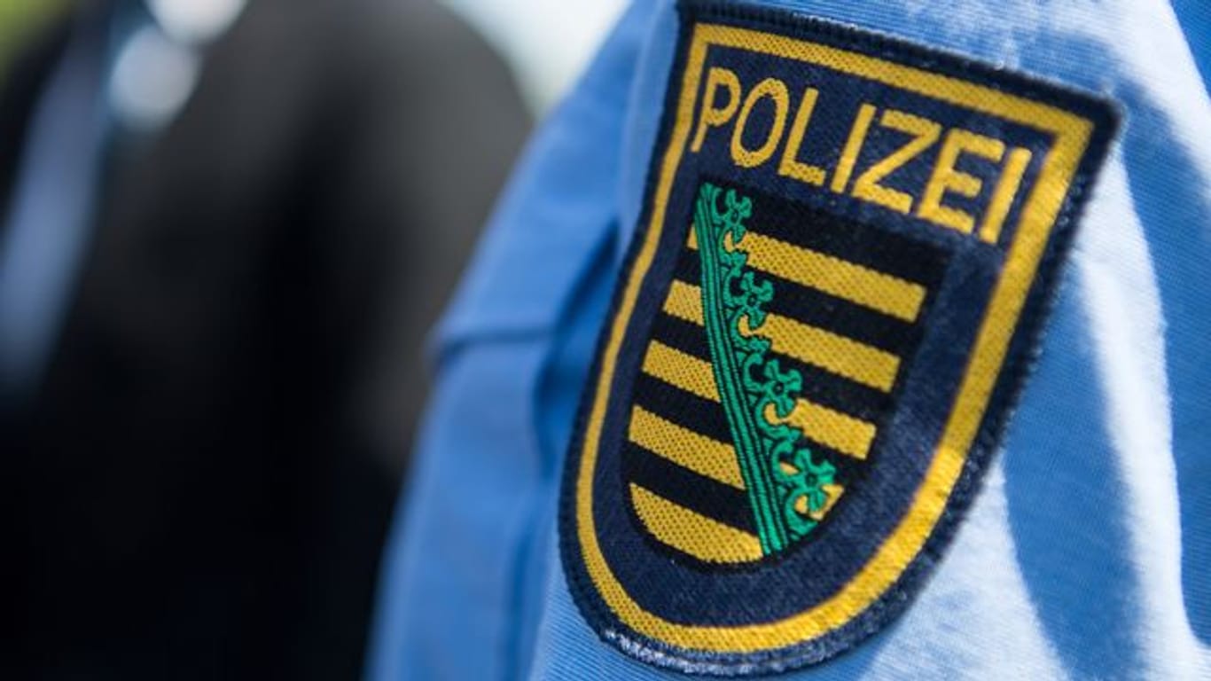 Ärmelabzeichen an einer Uniform der sächsischen Polizei.