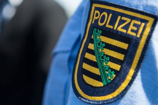 Ärmelabzeichen an einer Uniform der sächsischen Polizei.