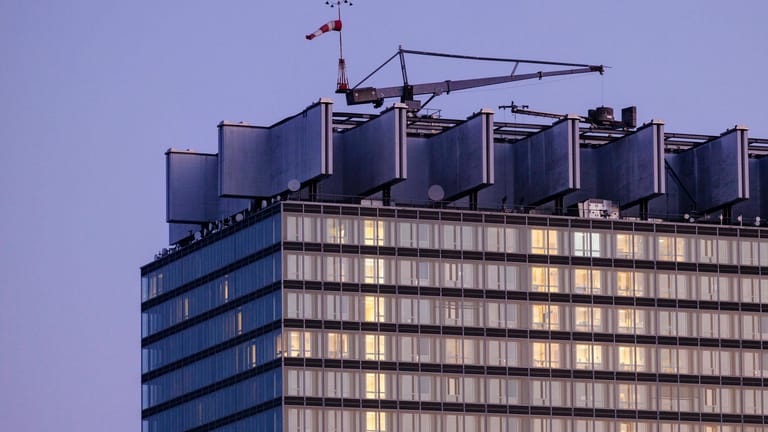 Das Bettenhaus der Uniklinik Köln (Archivbild): Die Uniklinik empfiehlt Astrazeneca unter Einschränkungen weiter.
