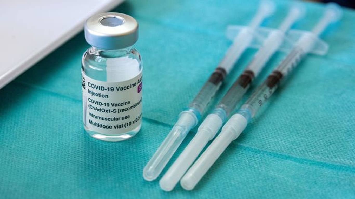 Drei vorbereitete Spritzen mit dem Corona-Impfstoff AstraZeneca liegen in einer Hausarztpraxis.