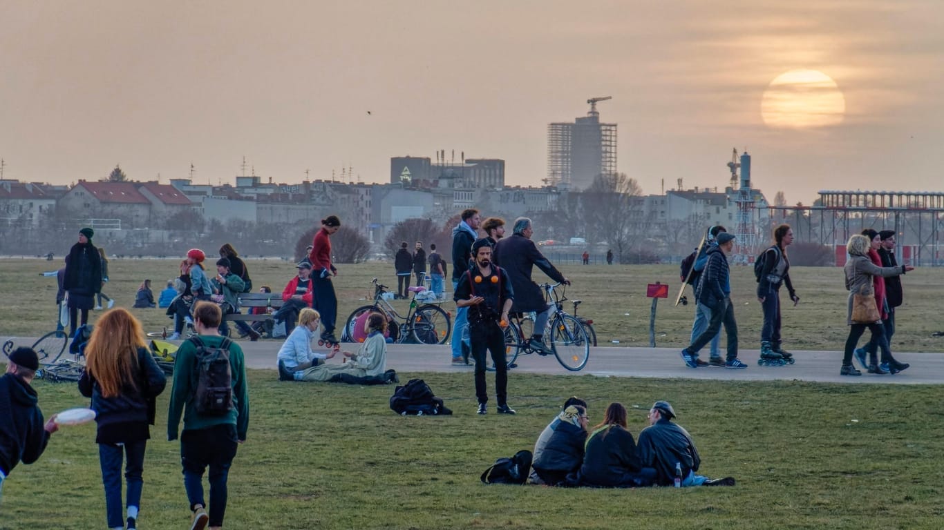 Das Tempelhofer Feld in Berlin ist gut besucht (Symbolbild): "Grüppchenbildung" im Freien will der Senat künftig verhindern.