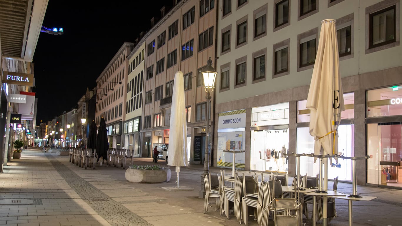 Leere Straßen in der Münchner Innenstadt: Eine nächtliche Ausgangssperre im Kampf gegen das Coronavirus hält die Mehrheit der Deutschen für sinnvoll.