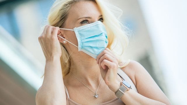 Medizinische Masken gehören mittlerweile zum Alltag. Medizinische Masken gehören mittlerweile zum Alltag.