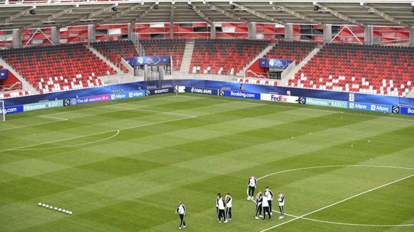 Die deutsche U21 trägt Gesichtsmasken bei der Platzbegehung vor dem Spiel in der Bozsik Arena.