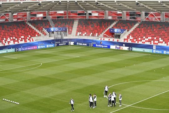 Die deutsche U21 trägt Gesichtsmasken bei der Platzbegehung vor dem Spiel in der Bozsik Arena.