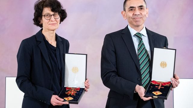Ugur Sahin (r) und seine Frau Özlem Türeci, die Biontech-Gründer Ugur Sahin (r) und seine Frau Özlem Türeci, die Biontech-Gründer