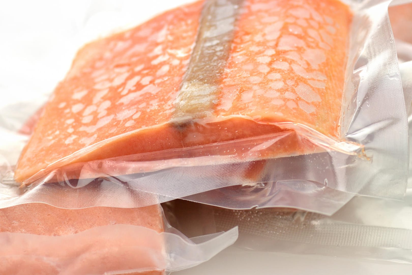 Lachs: Die Verbraucherzentrale Hamburg hat verschiedene Fischprodukte auf Transparenz und Nachhaltigkeit untersucht.