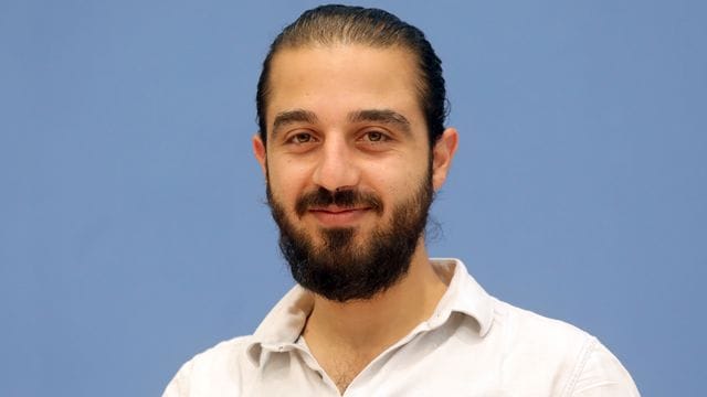 Tareq Alaows auf einer Pressekonferenz.