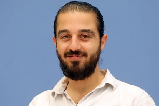 Tareq Alaows auf einer Pressekonferenz.