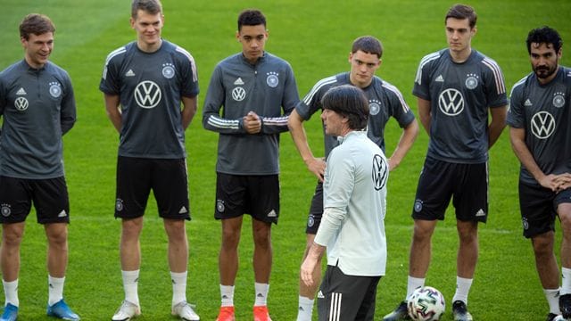 Bundestrainer Joachim Löw (vorn) spricht zu den Nationalspielern. Bundestrainer Joachim Löw (vorn) spricht zu den Nationalspielern.