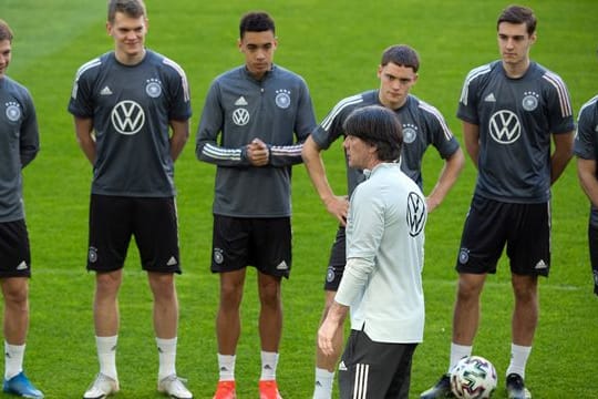 Bundestrainer Joachim Löw (vorn) spricht zu den Nationalspielern.
