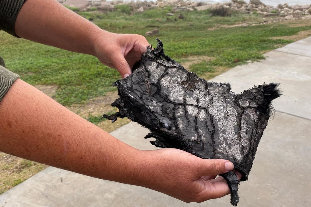 Ein Trümmerteil der abgestürzten SpaceX-Rakete: Acht Kilometer entfernt vom Explosionsort in Texas wurde es gefunden.