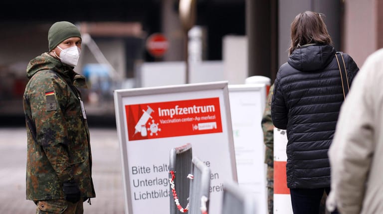 Menschen warten vor dem Impfzentrum in der Kölner Messe auf Einlass: Mehrere Regionen wollen jüngere Frauen nicht mehr mit Astrazeneca impfen.