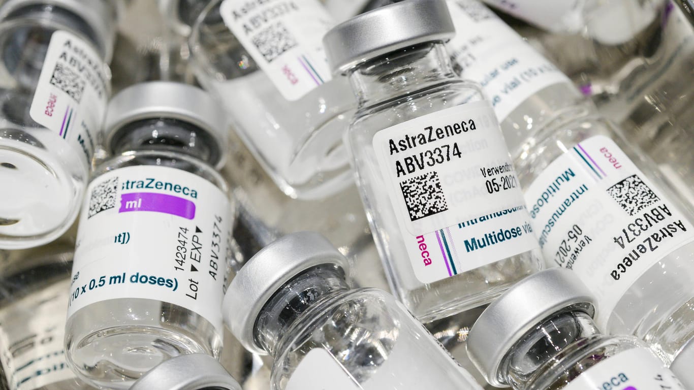 Mehrere Ampullen des Astrazeneca-Impfstoffes: Die Ständige Impfkommission empfiehlt, das Vakzin nicht mehr an jüngere Frauen zu verimpfen.