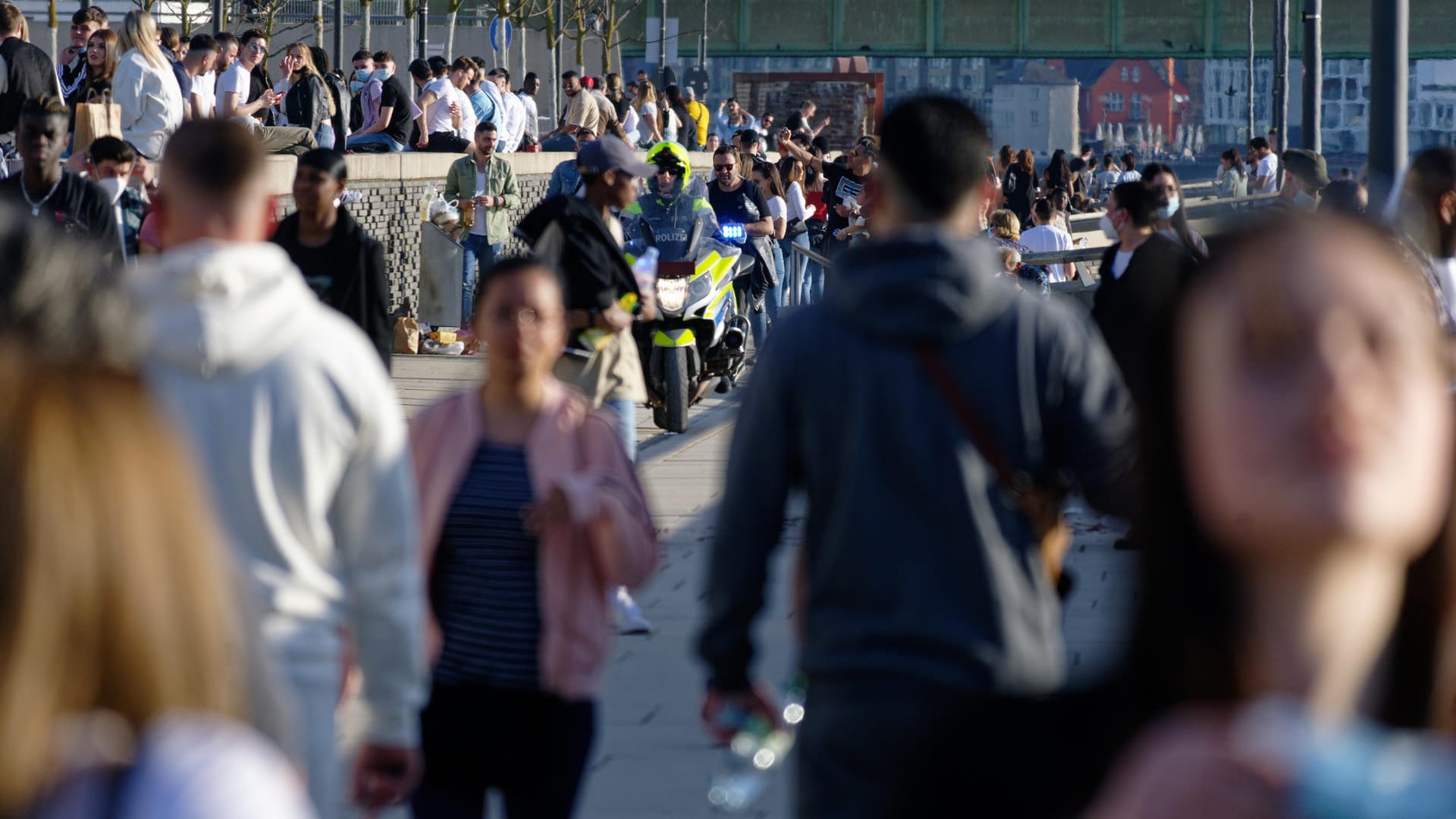 Zu viel Gedränge am Kölner Rheinufer: Ab Mittwoch wird wegen des guten Wetters der Rheinboulevard nachts gesperrt. Über Ostern darf der beliebte Treffpunkt sogar tagsüber nicht betreten werden. Zu viel Gedränge am Kölner Rheinufer: Ab Mittwoch wird wegen des guten Wetters der Rheinboulevard nachts gesperrt. Über Ostern darf der beliebte Treffpunkt sogar tagsüber nicht betreten werden.
