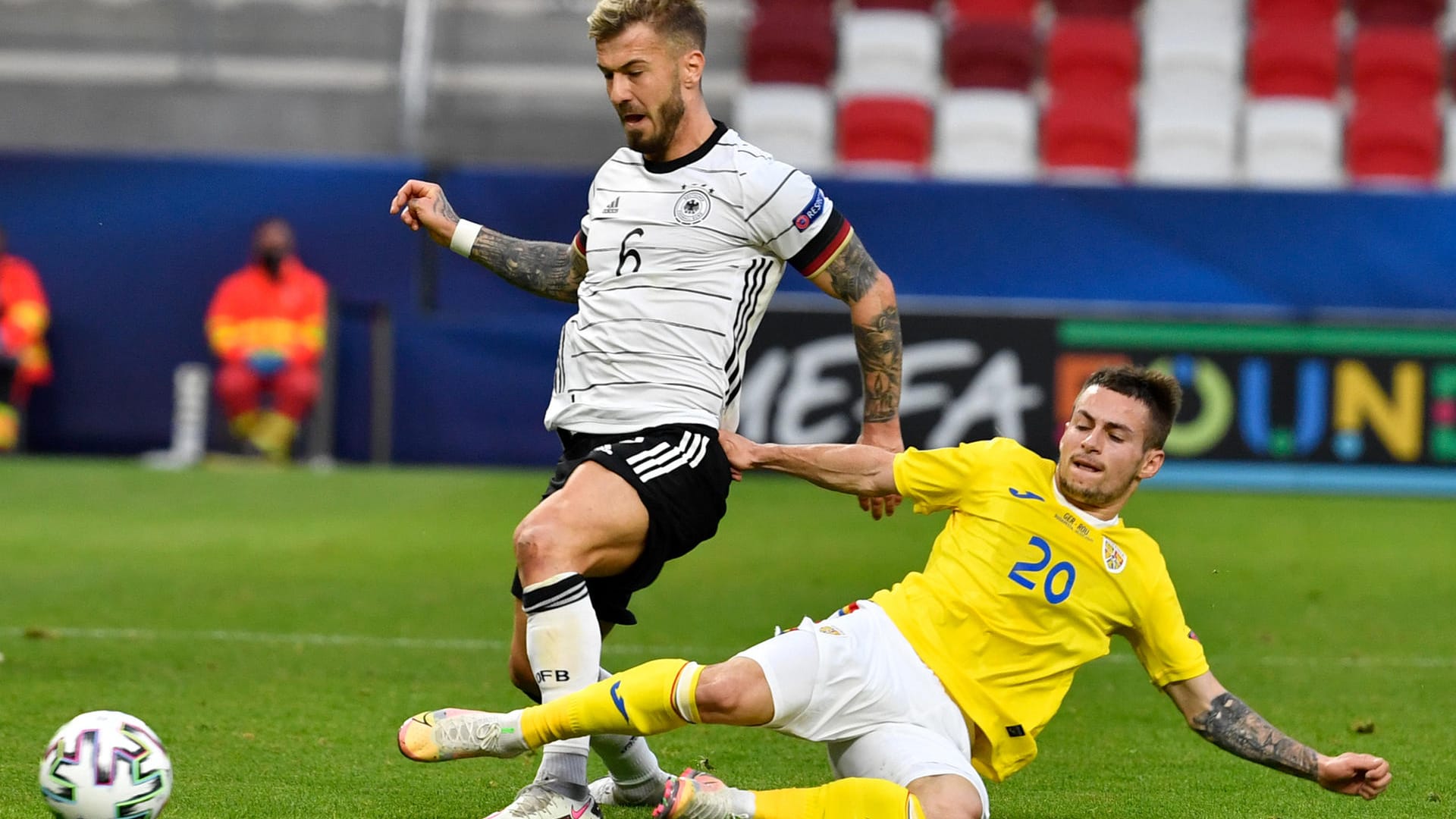 Stellvertretend für eine intensive Partie: Deutschlands Niklas Dorsch (l.) und Rumäniens Alexandru Matan kämpfen um den Ball.