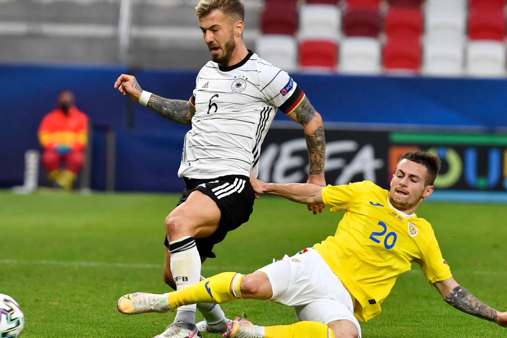 Stellvertretend für eine intensive Partie: Deutschlands Niklas Dorsch (l.) und Rumäniens Alexandru Matan kämpfen um den Ball.