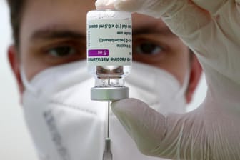 Der Impfstoff von Astrazeneca: Bund und Länder fürchten Nebenwirkungen bei jüngeren Menschen.