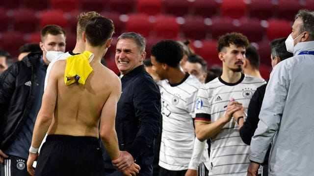 Deutschlands U21-Trainer Stefan Kuntz (M) freut sich mit seinen Spielern über das errreichte Viertelfinale.