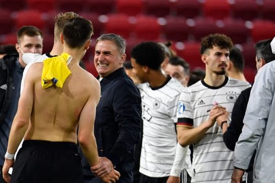 Deutschlands U21-Trainer Stefan Kuntz (M) freut sich mit seinen Spielern über das errreichte Viertelfinale.