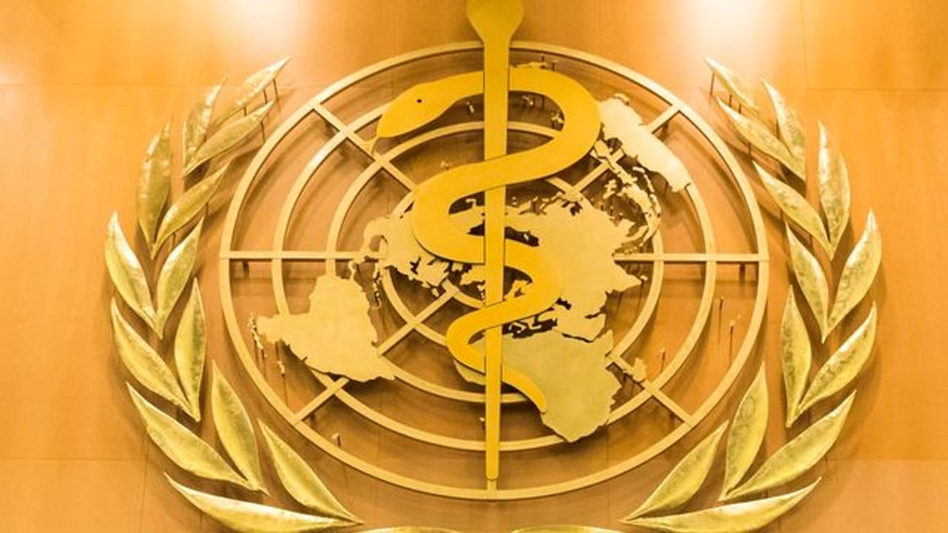 Das Logo der Weltgesundheitsorganisation WHO im europäischen Hauptquartier der Vereinten Nationen.
