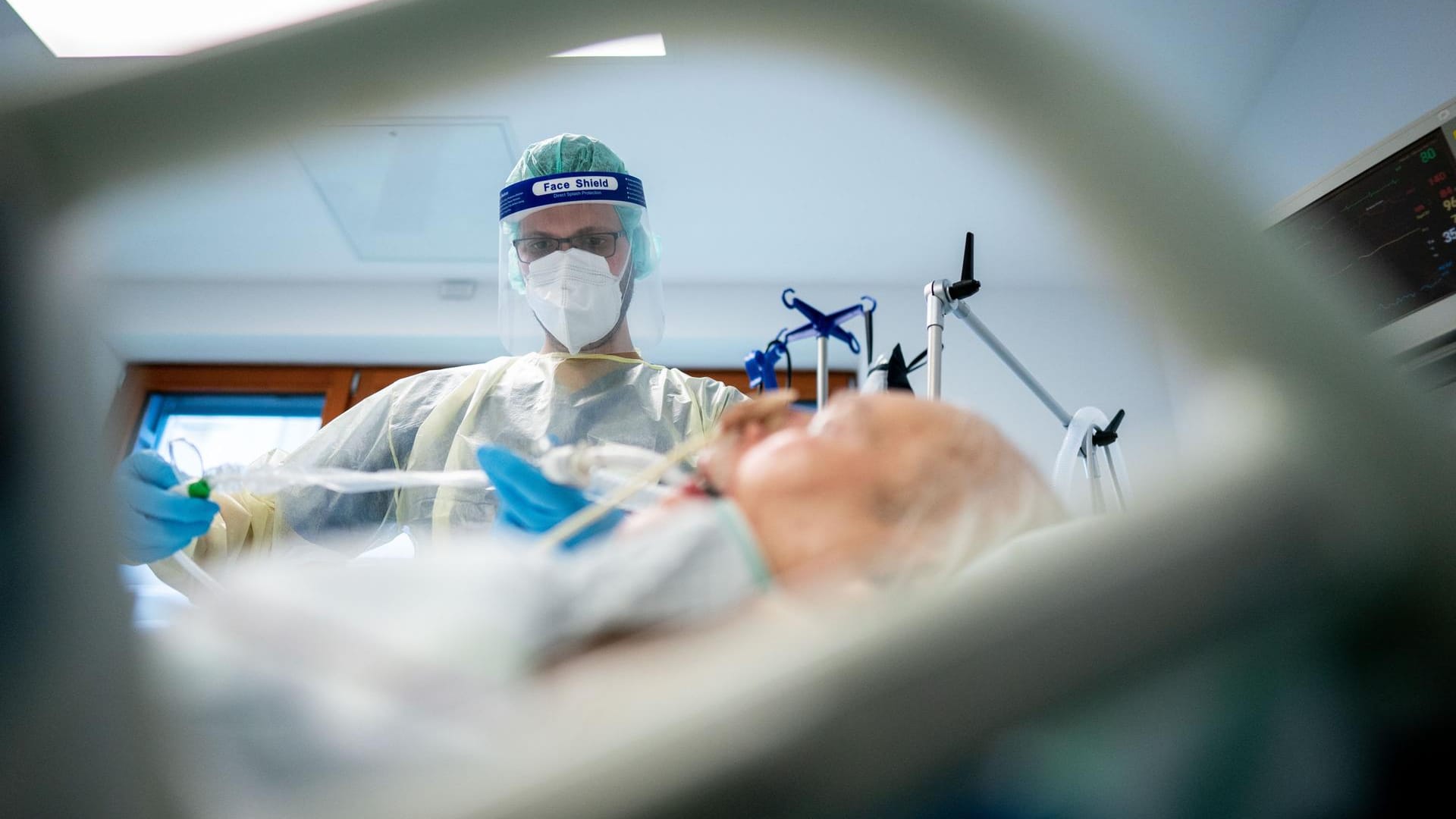Ein Pfleger auf einer Berliner Intensivstation: Die Patienten werden in der dritten Welle noch länger zur Erholung brauchen, befürchten Experten. Ein Pfleger auf einer Berliner Intensivstation: Die Patienten werden in der dritten Welle noch länger zur Erholung brauchen, befürchten Experten.