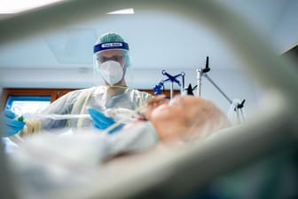 Ein Pfleger auf einer Berliner Intensivstation: Die Patienten werden in der dritten Welle noch länger zur Erholung brauchen, befürchten Experten.