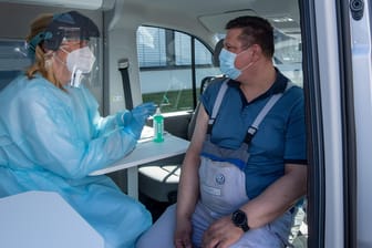 Ein Mann wird in einem mobilen Impfzentrum geimpft: Die Nutzung des Astrazeneca-Impfstoffs wird in Deutschland erneut eingeschränkt.