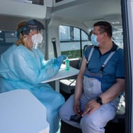 Ein Mann wird in einem mobilen Impfzentrum geimpft: Die Nutzung des Astrazeneca-Impfstoffs wird in Deutschland erneut eingeschränkt.