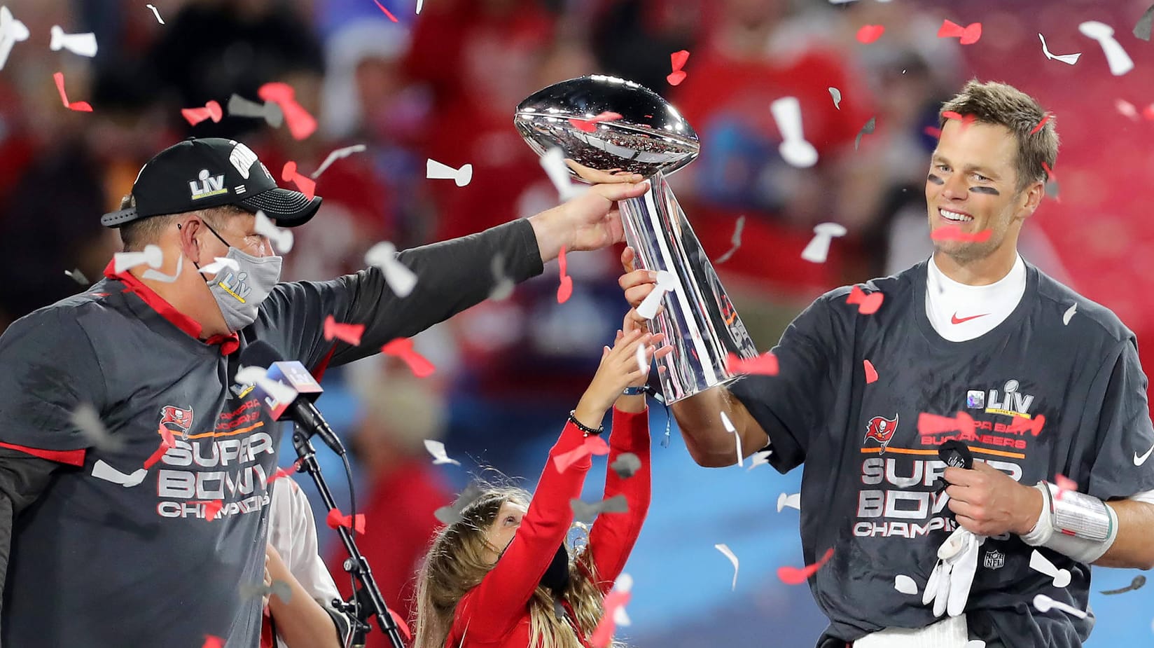 Das Objekt der Begierde in der Hand: Superstar Tom Brady (r.) präsentiert die weltbekannte Vince Lombardi Trophy für das beste Team der NFL. Das Objekt der Begierde in der Hand: Superstar Tom Brady (r.) präsentiert die weltbekannte Vince Lombardi Trophy für das beste Team der NFL.