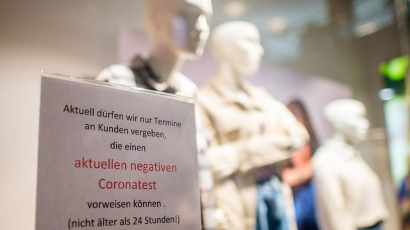 Ein Schild, das auf den Vorweis eines negativen Corona-Tests hinweist (Archivbild): In Berlin treten ab Mittwoch neue Regeln in Kraft.
