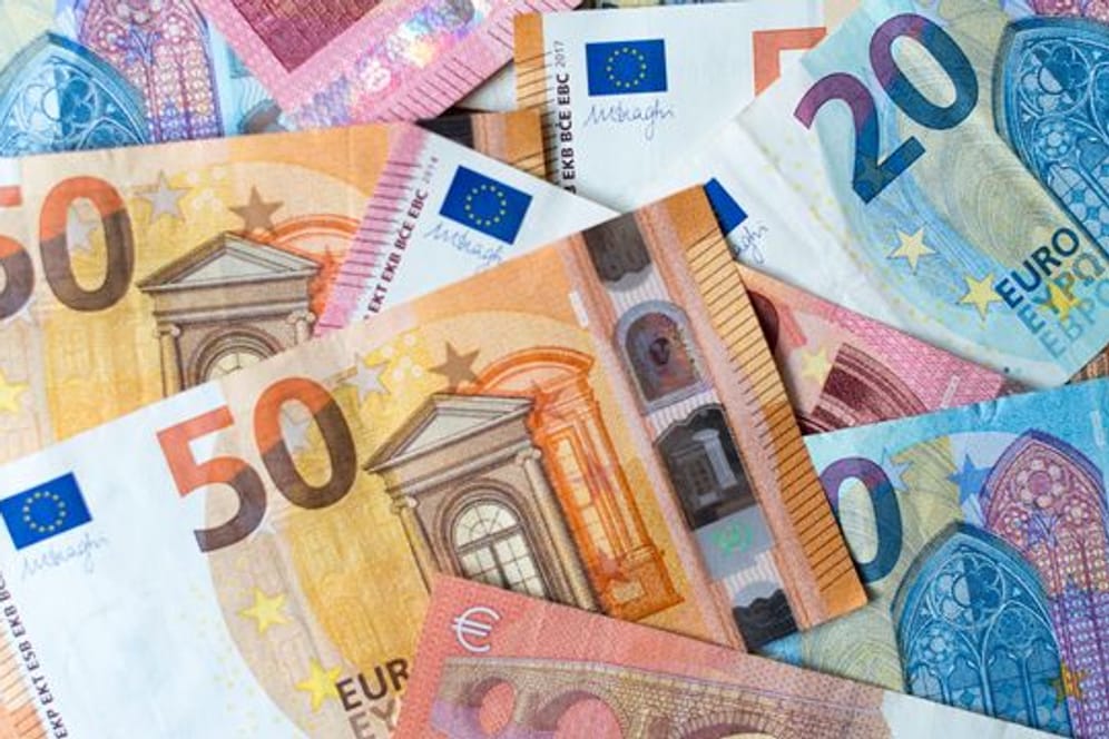 Euroscheine (Symbolbild): Für Arbeit an Sonn- und Feiertagen können Arbeitnehmer einen Gehaltszuschlag bekommen.