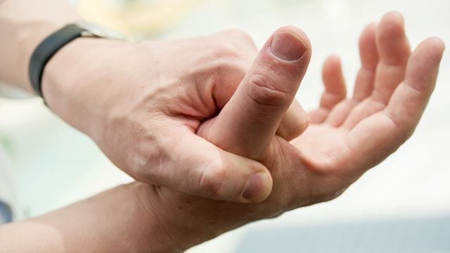 Kleine Massagen am Daumensattelgelenk können sich gut anfühlen. Kleine Massagen am Daumensattelgelenk können sich gut anfühlen.
