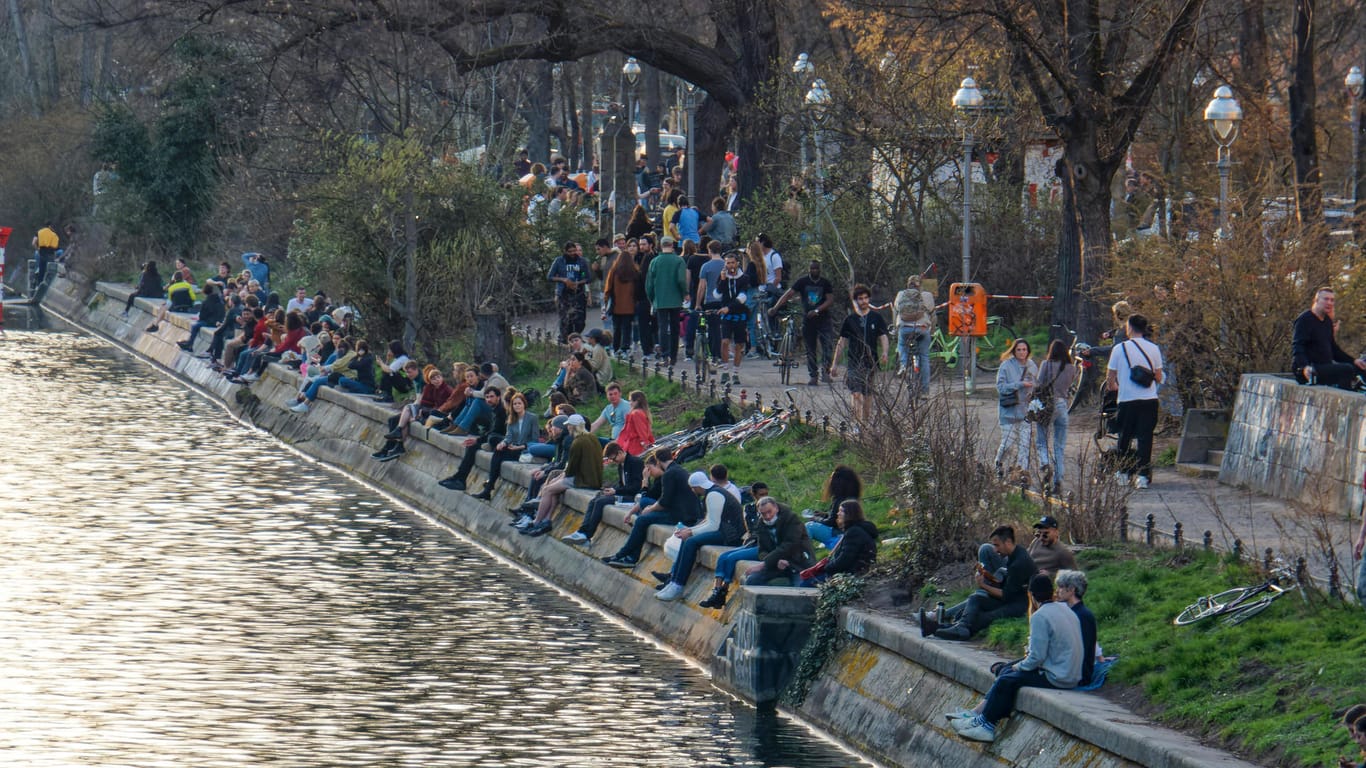 Frühling in Berlin: Besucher sitzen am Dienstag am Landwehrkanal im Berliner Bezirk Kreuzberg.