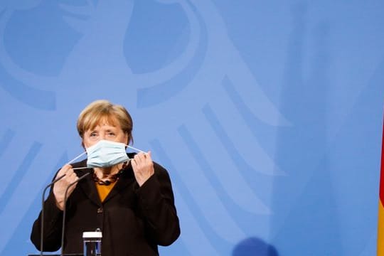 Kanzlerin Merkel bekräftigt erneut das Ziel, bis zum Ende des Sommers allen Bürgern ein Impfangebot zu machen.