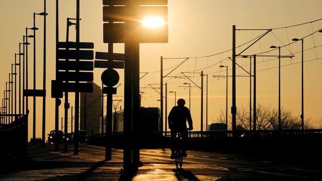 Ein Radfahrer fährt über die Deutzer Brücke in Köln. Ein Radfahrer fährt über die Deutzer Brücke in Köln.