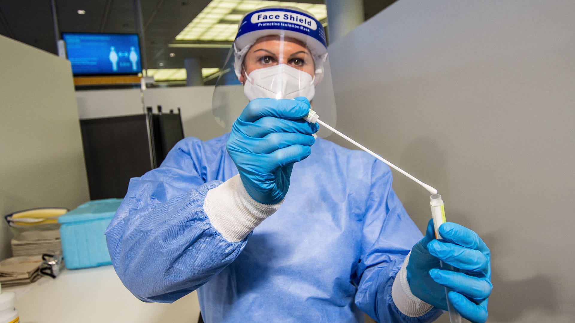 Coronatest in Deutschland: Mehr als 17.000 Neuinfektionen sind gemeldet worden. Coronatest in Deutschland: Mehr als 17.000 Neuinfektionen sind gemeldet worden.