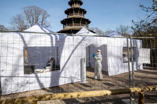 Ein Corona-Testzentrum hat im Englischen Garten geöffnet (Symbolbild): Wegen des großen Andrangs vor den Ostertagen müssen mehr Testungen pro Tag durchgeführt werden.