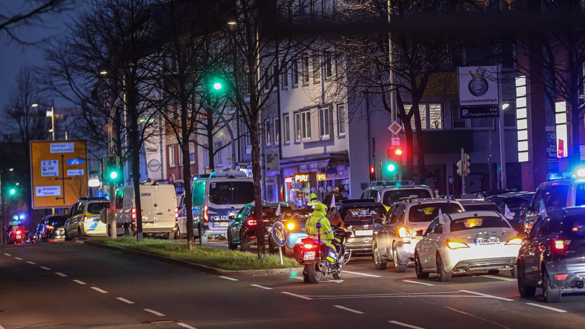 Die Polizei begleitet einen Autokorso durch Dortmund (Archivbild): Statt der angemeldeteten 150 Autos haben nur 47 an dem Protest gegen die Corona-Impfungen teilgenommen. Die Polizei begleitet einen Autokorso durch Dortmund (Archivbild): Statt der angemeldeteten 150 Autos haben nur 47 an dem Protest gegen die Corona-Impfungen teilgenommen.