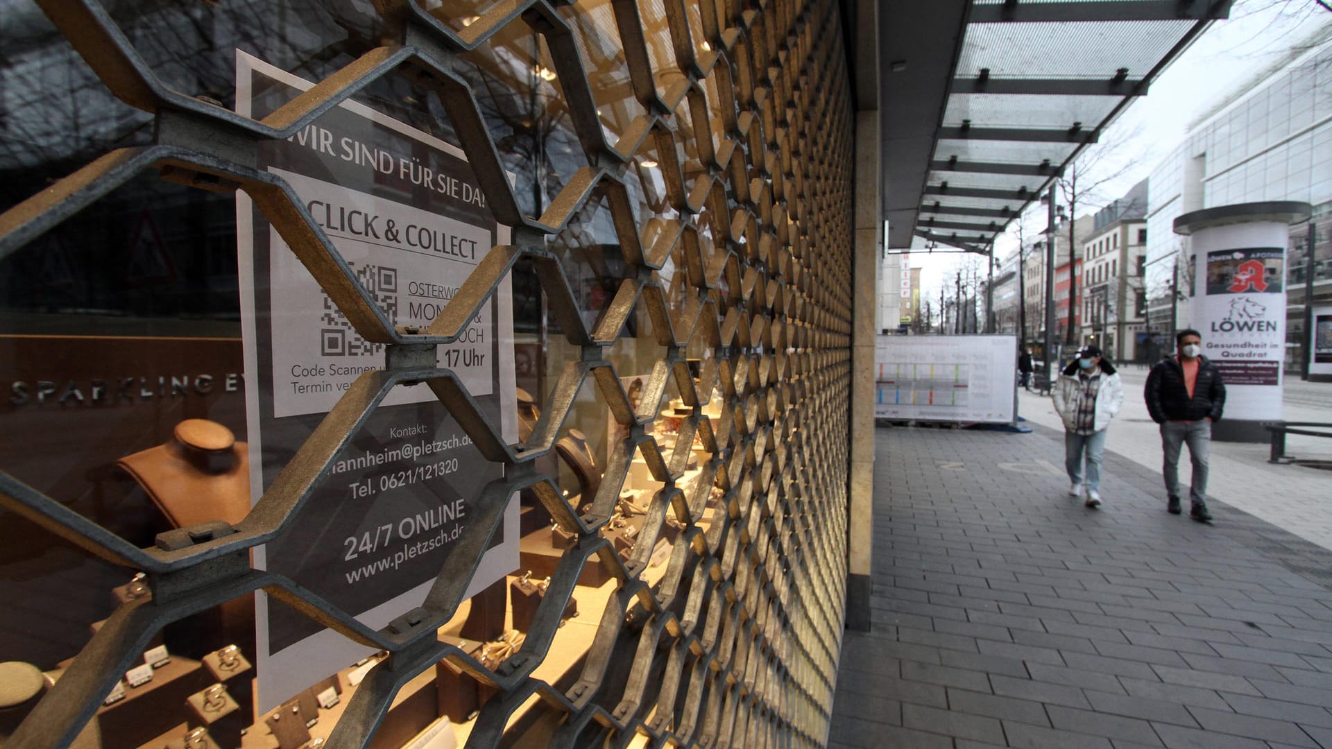 Geschlossenes Geschäft in Mannheim: Die Amtsärzte in Deutschland warnen, dass die "Pandemie vollends außer Kontrolle" gerate. Geschlossenes Geschäft in Mannheim: Die Amtsärzte in Deutschland warnen, dass die "Pandemie vollends außer Kontrolle" gerate.