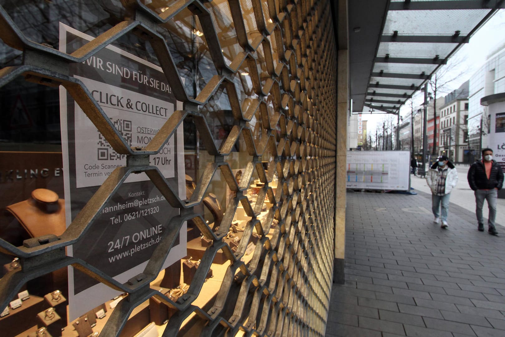 Geschlossenes Geschäft in Mannheim: Die Amtsärzte in Deutschland warnen, dass die "Pandemie vollends außer Kontrolle" gerate.
