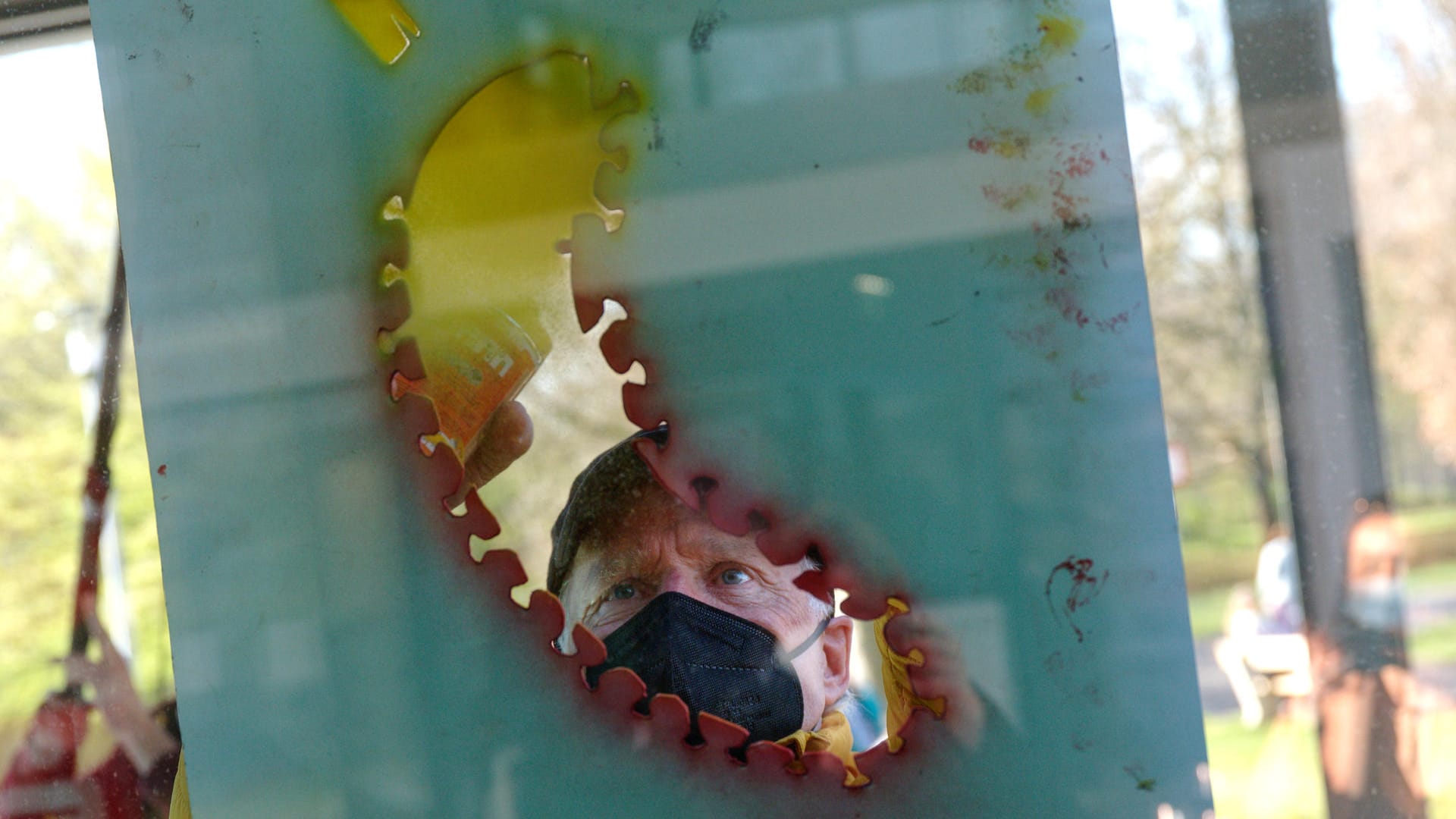 "Impfbanane" auf einer Glasscheibe am Eingang zum Krankenhaus Merheim: Das Kunstwerk ist nicht zu übersehen. "Impfbanane" auf einer Glasscheibe am Eingang zum Krankenhaus Merheim: Das Kunstwerk ist nicht zu übersehen.