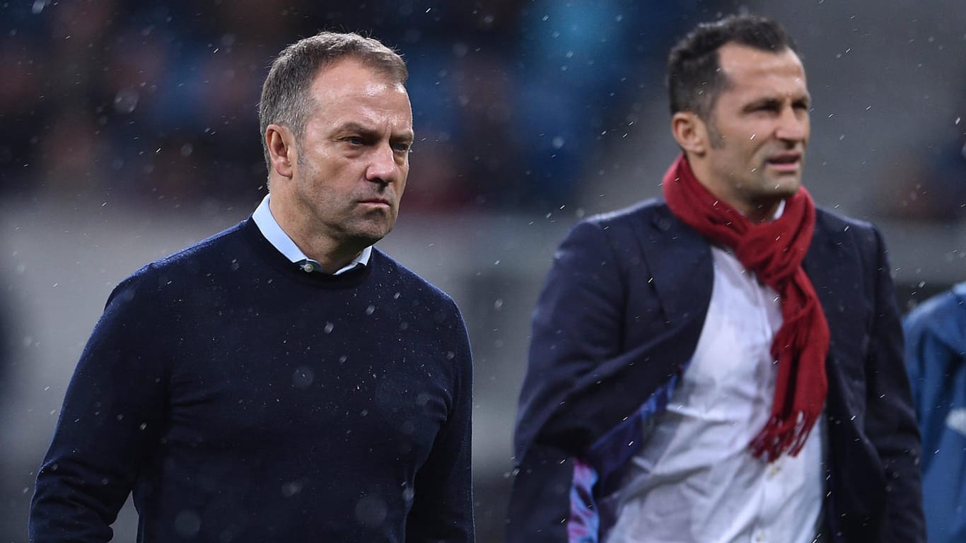 Hansi Flick (l.) und Hasan Salihamidzic: Aktuell agiert das Duo beim FC Bayern nicht auf einer Linie.