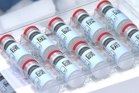 Ampullen mit Dosen des Corona-Impfstoffes des US-Pharmakonzerns Johnson & Johnson. (Archivbild): In einer Produktionsstätte in den USA hat es ein Problem bei einer Charge gegeben.