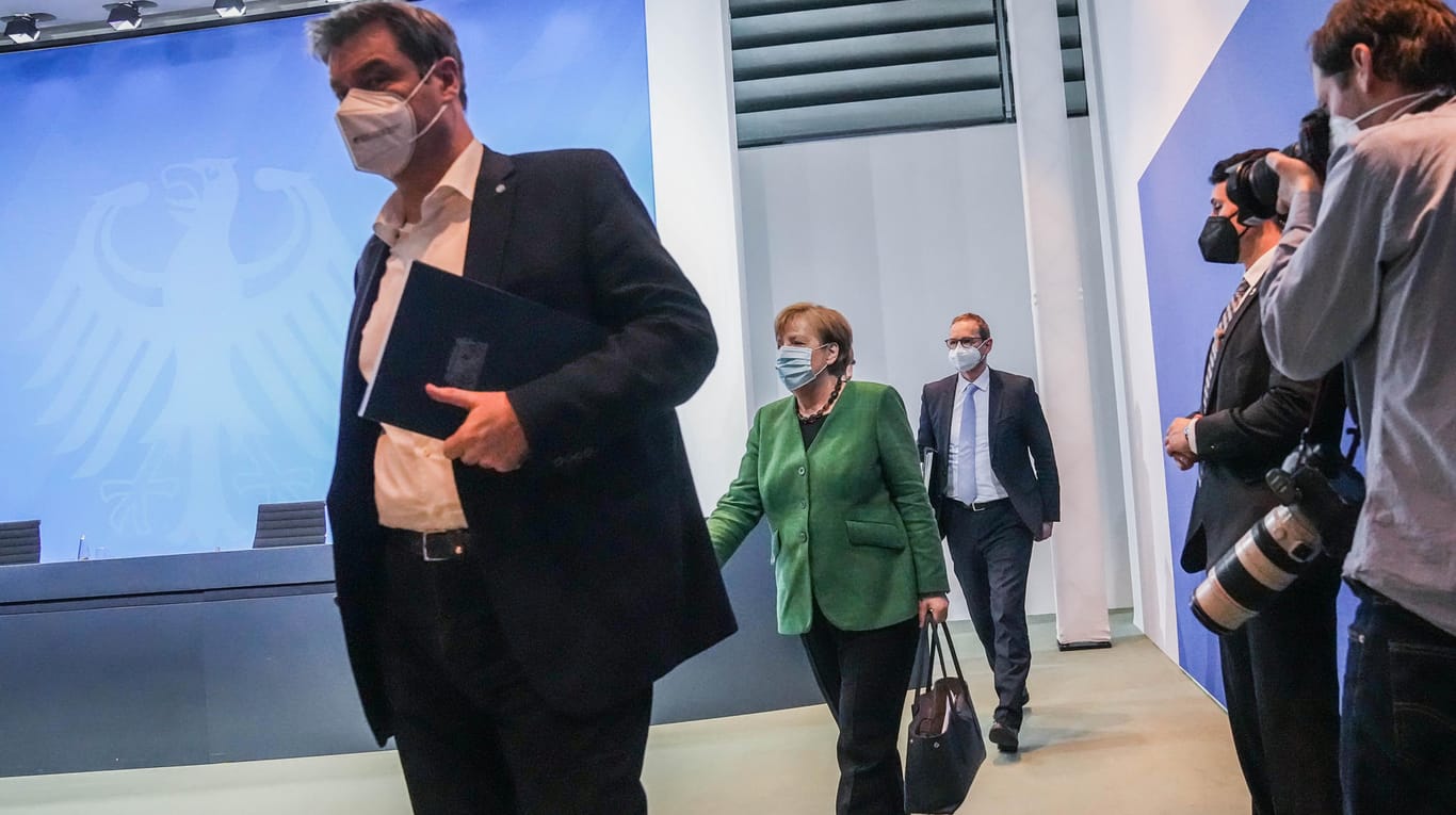 Angela Merkel, Michael Müller, Markus Söder verlassen nach dem Bund-Länder-Gipfel eine Pressekonferenz: Die Kanzlerin streitet momentan mit den Länderchefs über schärfere Corona-Maßnahmen.